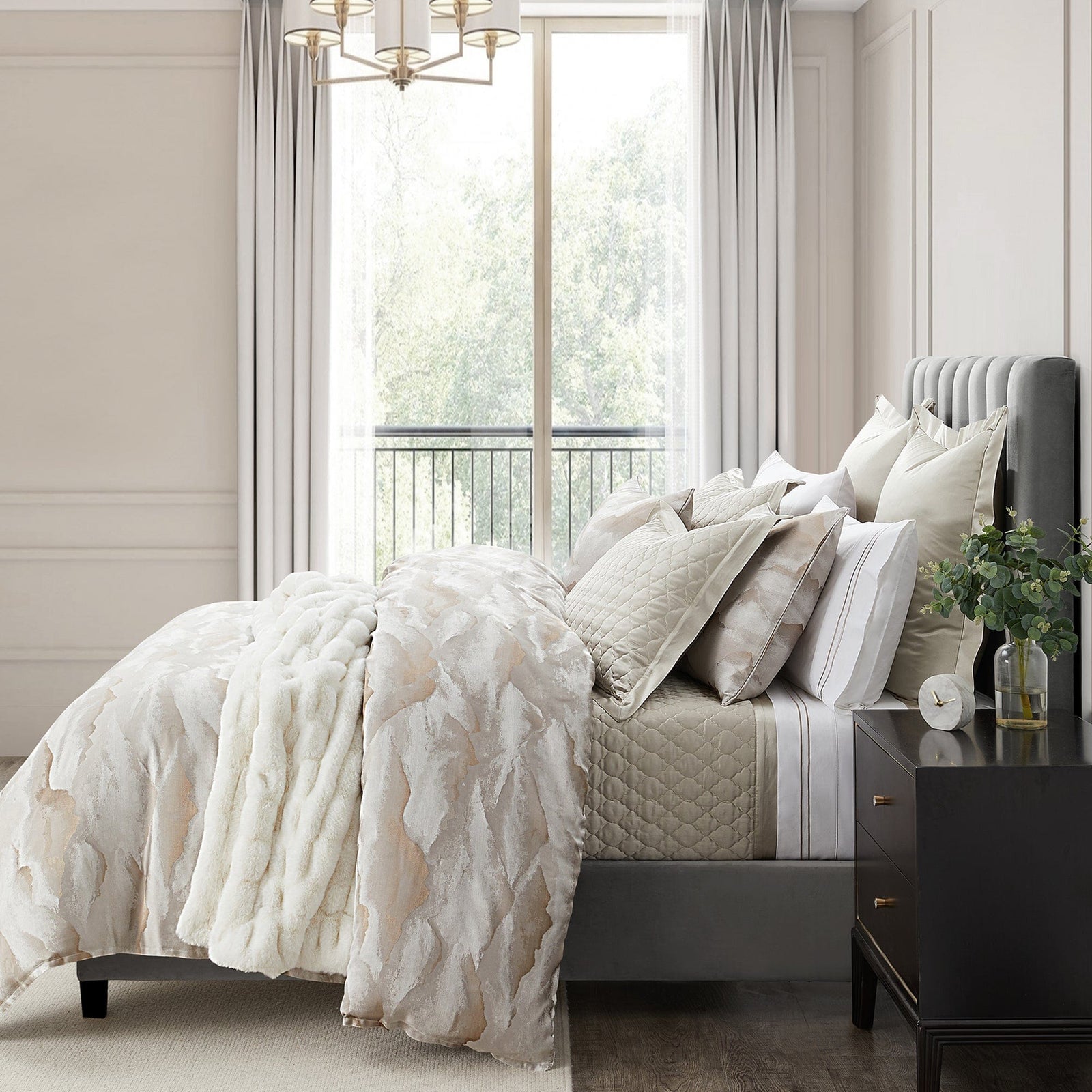 Modern bed comforter discount